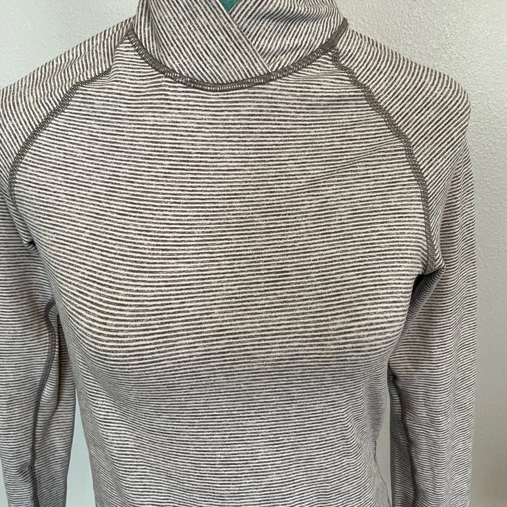Lululemon Warm Your Core Striped Gray & White Stripe Long Sleeve Top size Small - Image 2