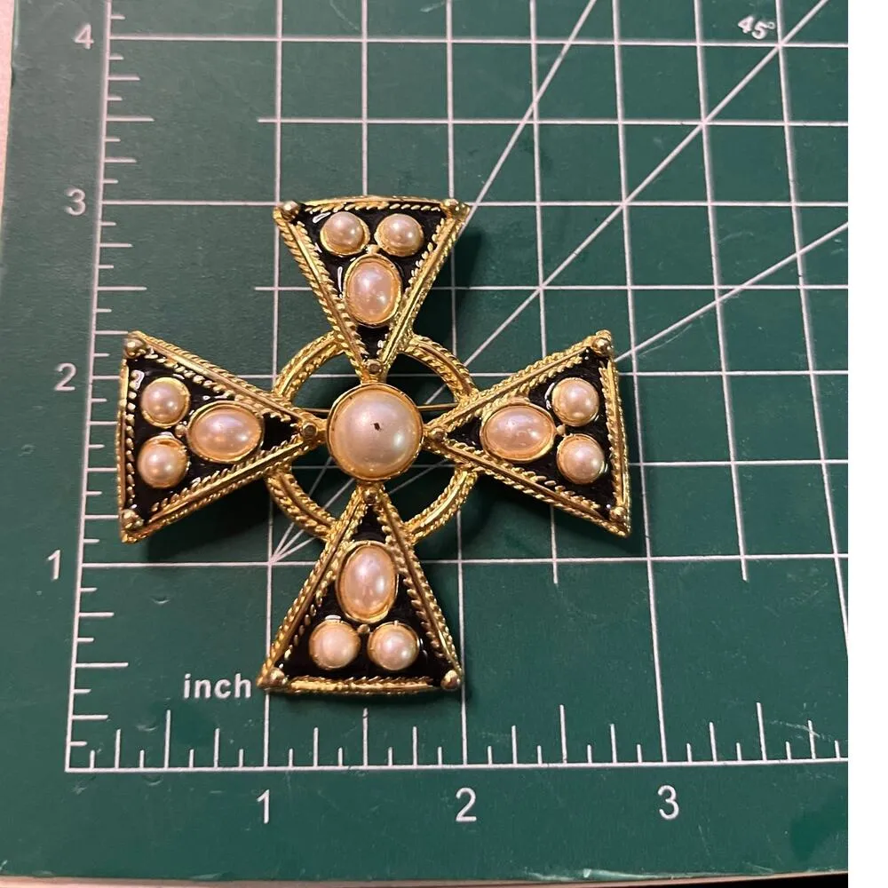 Gold tone and Black Large Maltese Cross Brooch with pearl accents Vintage - Image 6