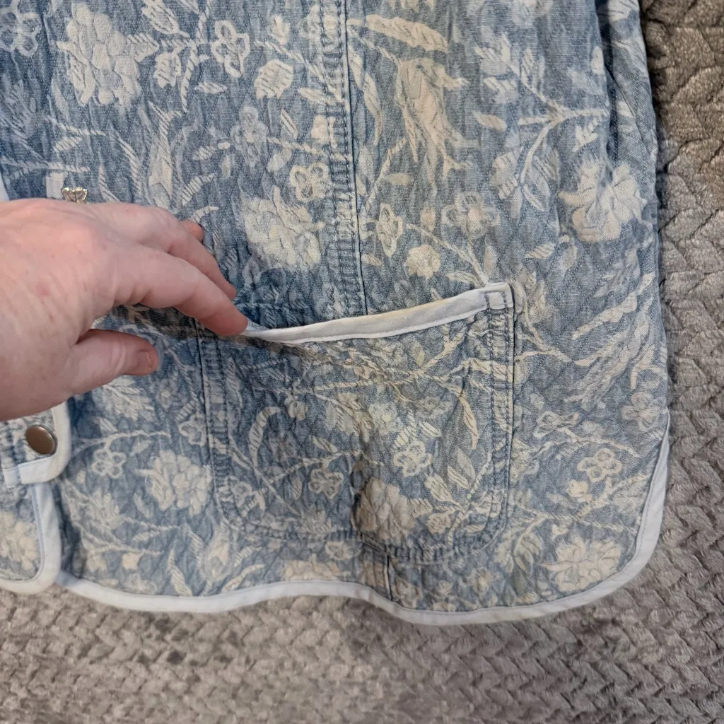 Isaac Mizrahi Live! DENIM Quilted Floral Printed Chambray jackets size large - Image 4