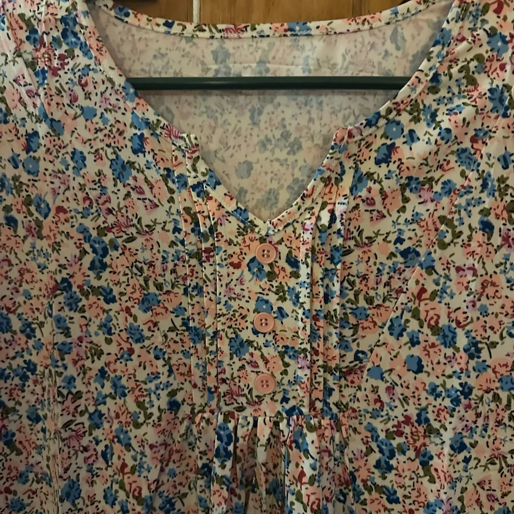 Floral feminine Y2K style V-Neck babydoll playful Blouse size medium - Image 3