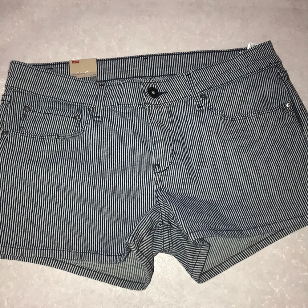 - Levi’s Booty shorts 7/8 New - Image 2