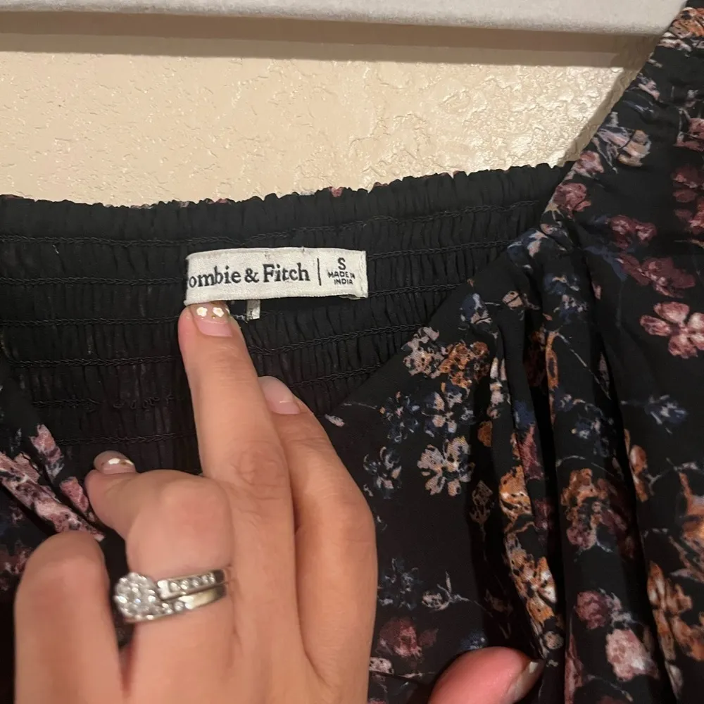 Abercrombie Black Floral LongSleeve Squareneck Top
Size S - Image 5