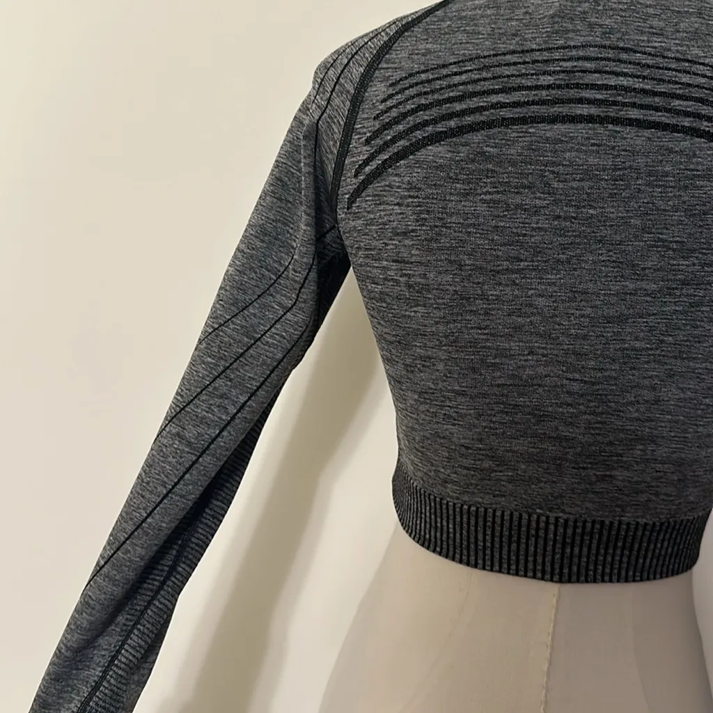 HYPER AMPLIFY LONG SLEEVE CROP TOP in Black Marl/Black - Image 11