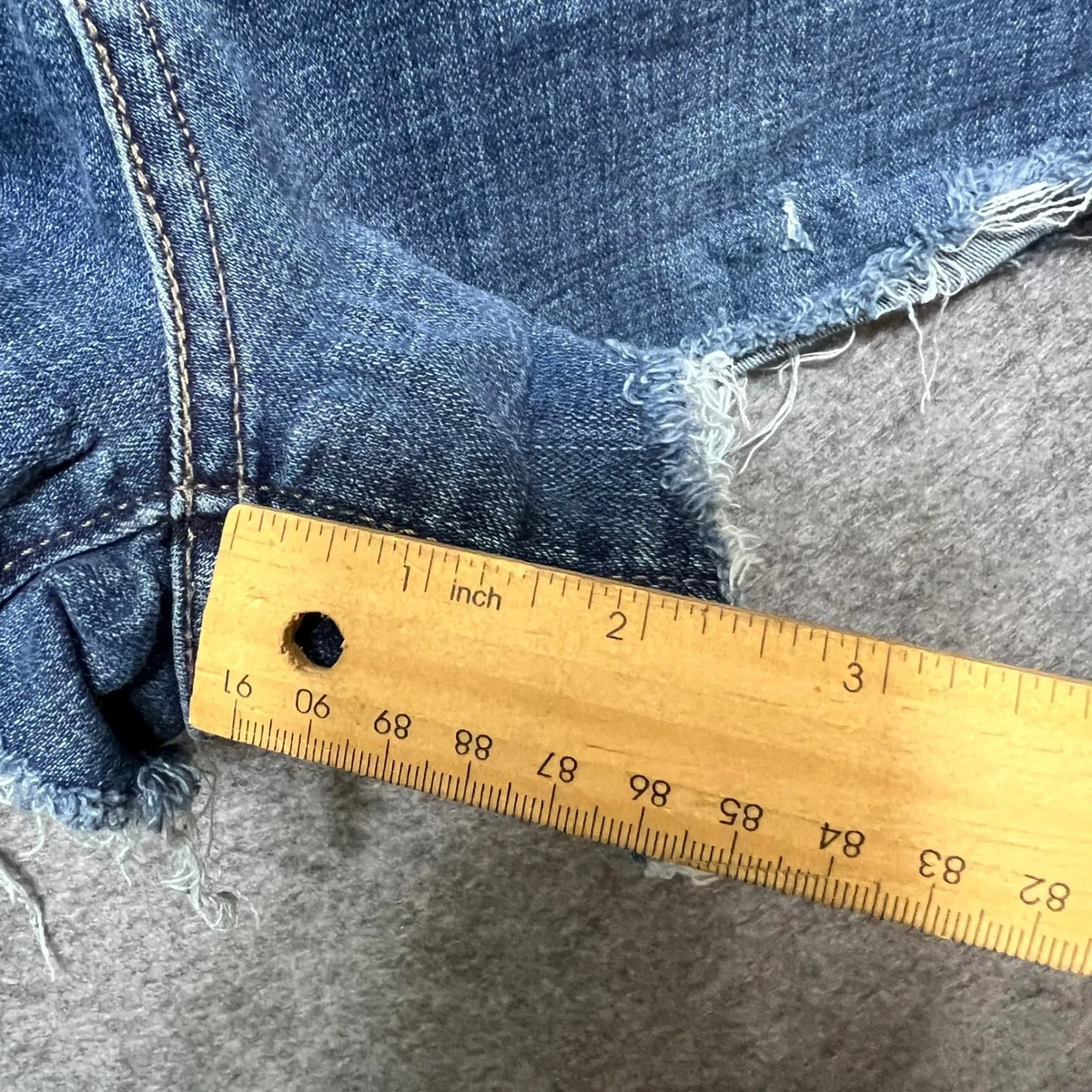 Levi's Cutoff Denim Shorts‎ Sz 16 Distressed Raw Hem Mid Rise Frayed Ripped - Image 3