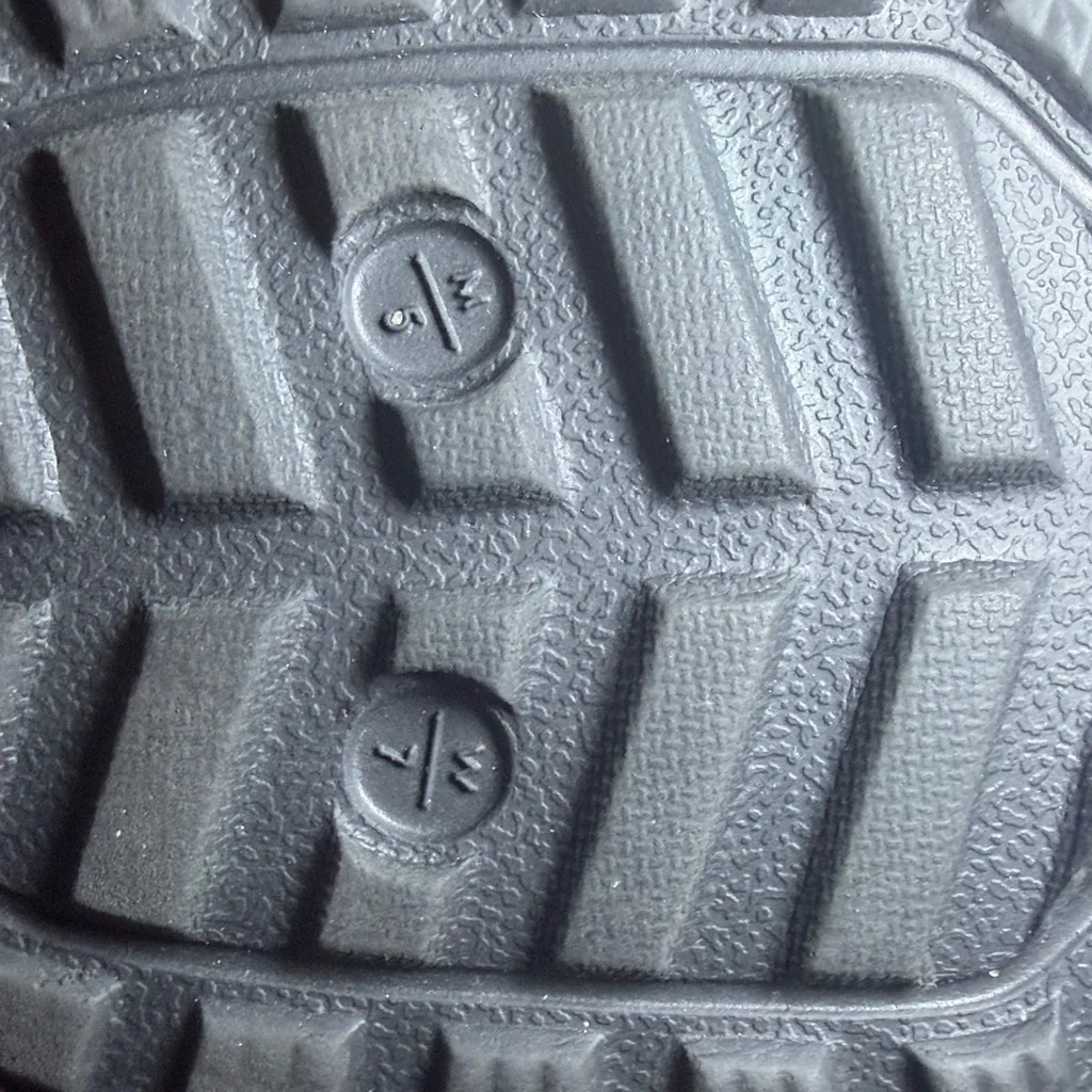 CROCS Black Floral size 7 women’s Clogs fur inside - Image 6