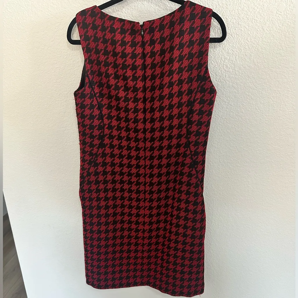 Tahari ASL Sleeveless Sheath Shift Dress Red Black Houndstooth Size 8 - Image 4