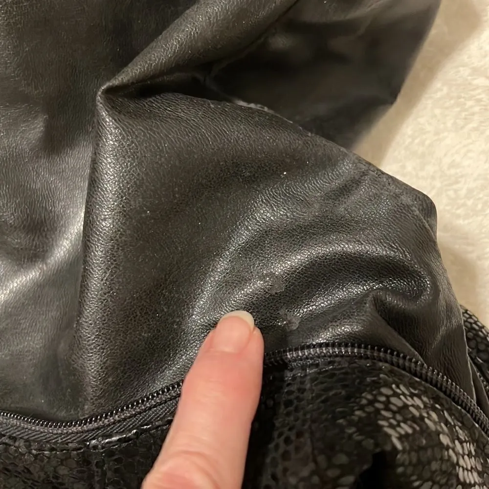 Fabulous preloved handbag 4 outside pockets adjustable strap 1 inside pocket GUC Black - Image 12