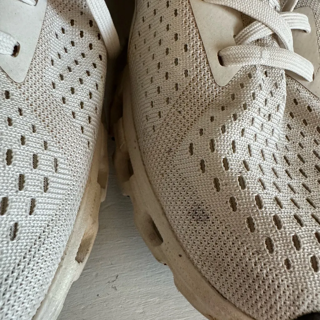 On women’s white CloudSwift running shoes size 10 - Image 4