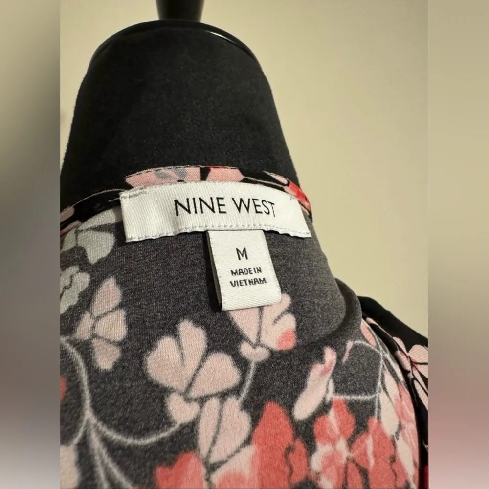 EUC Nine West Black Multicolor floral sleeveless blouse size Medium - Image 4