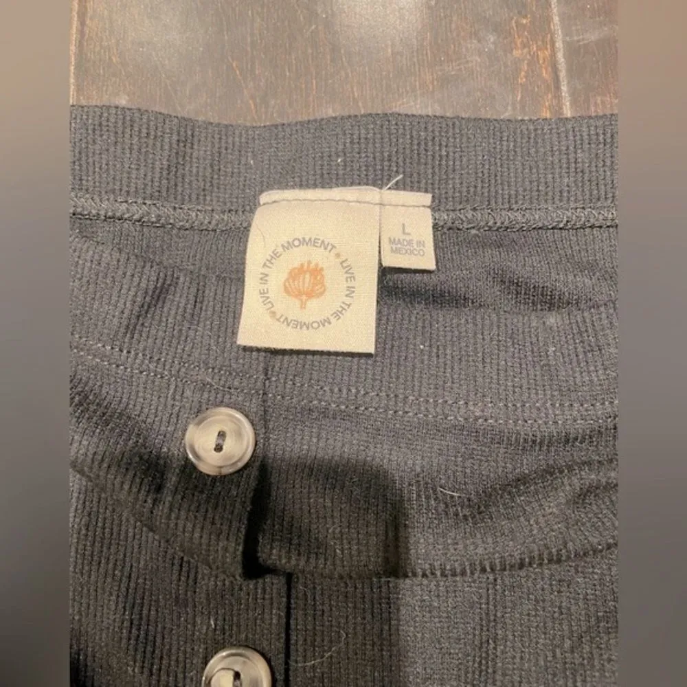 Live in the Moment BLACK RIBBED OFF THE SHOULDER BUTTON FRONT CROPPED TOP IN SIZE LARGE - Image 4