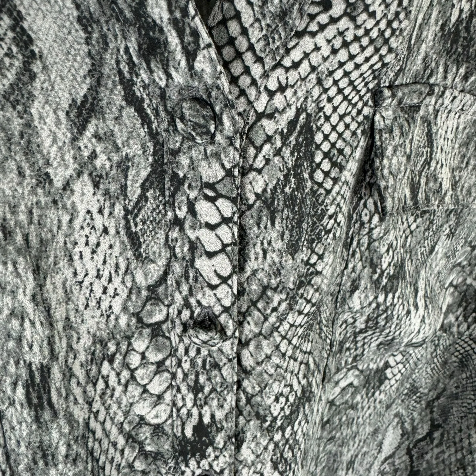 Torrid Gray Black Snakeskin 3/4 Roll Tab Button Up Collared Button Up‎ Blouse 2X - Image 4