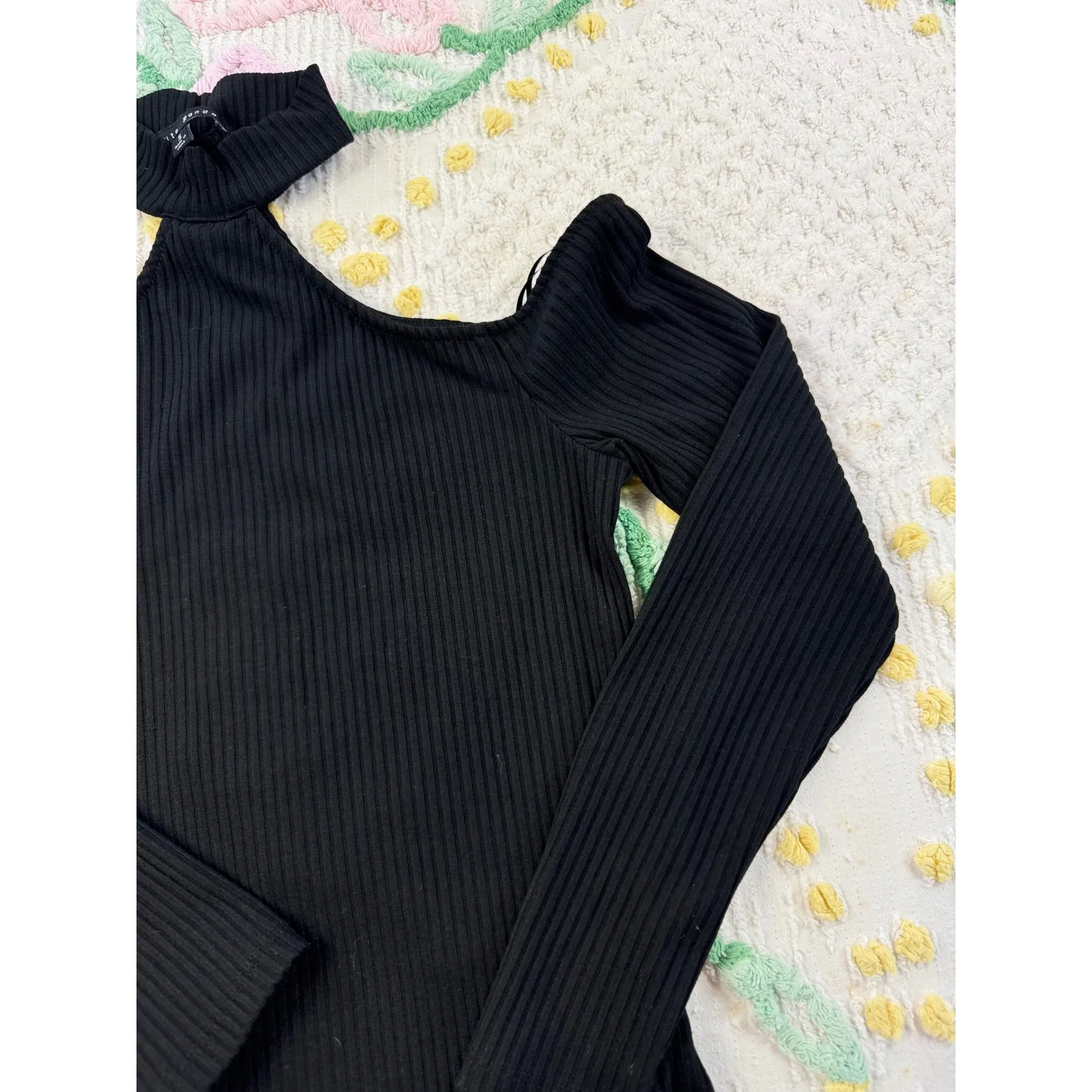 Haute Monde Black Ribbed Knit Cold Shoulder Long Sleeve Mock Neck Top Size S - Image 2