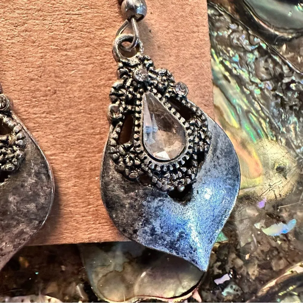 Vintage Teardrop Crystal Dangle Earrings – Antique Silver Finish - Image 5