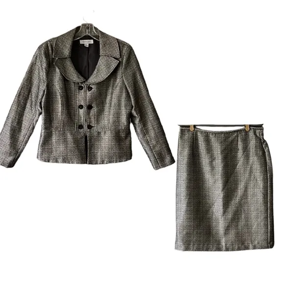 Danillo Skirt/Jacket Classy, Stylish Business Matching Skirt Set. Size 12 Silver - Image 2