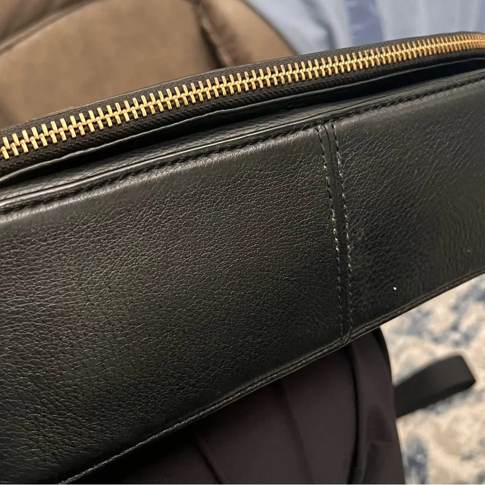 Excellent con Marc Jacobs Black and gold saddle bag - Image 16