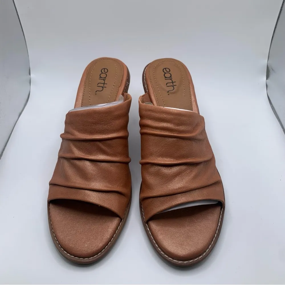 NWB Earth Women's Adara Slide Sandal slip on leather heels size 9.5M natural - Image 5