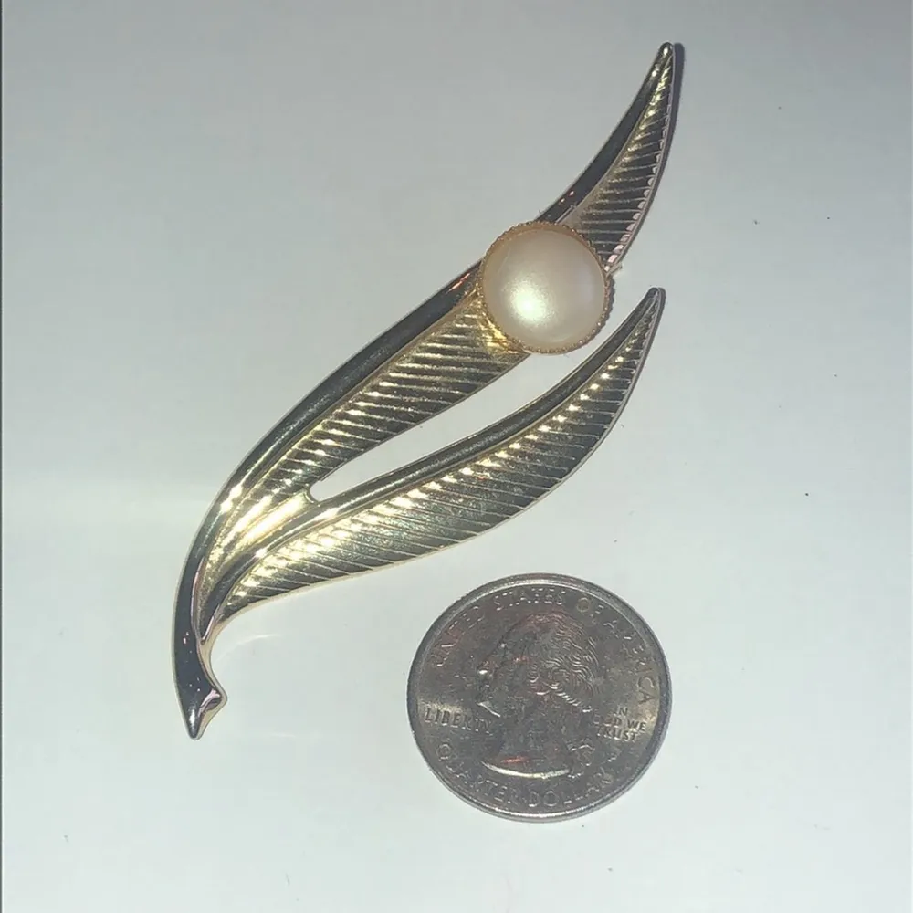 Vintage Gold Tone Faux Pearl Retro Leaf Brooch Shoulder Pin - Image 3