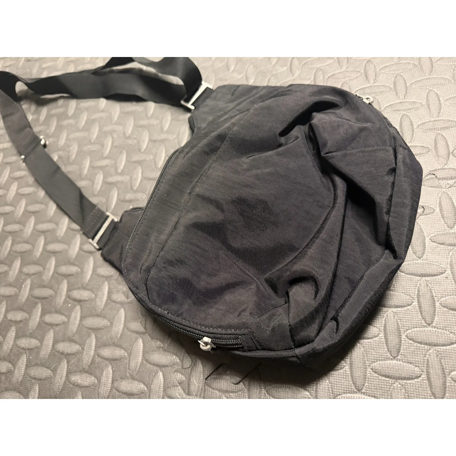 Baggallini Crossbody Shoulder Bag Backpack criss cross travel Purse Tote Black - Image 9