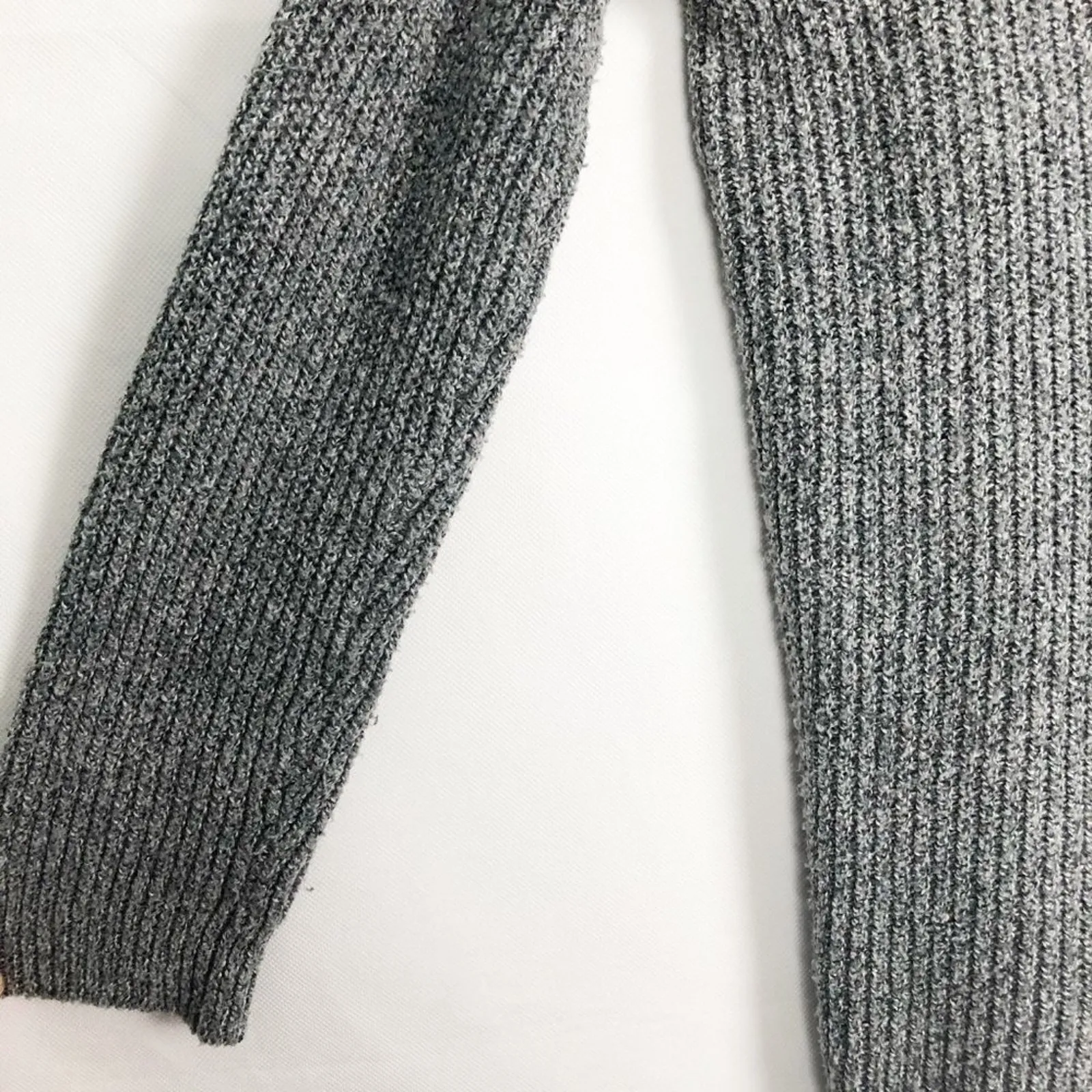 Bluenotes  V-Neck Pullover Gray Knit Sweater Size Small - Image 5