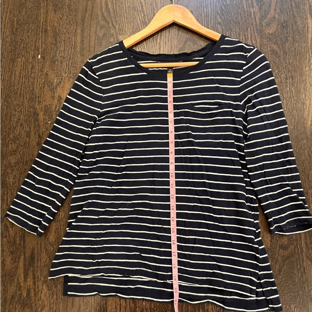 Banana Republic Navy and White Fitted Long Sleeve Tee - Image 5