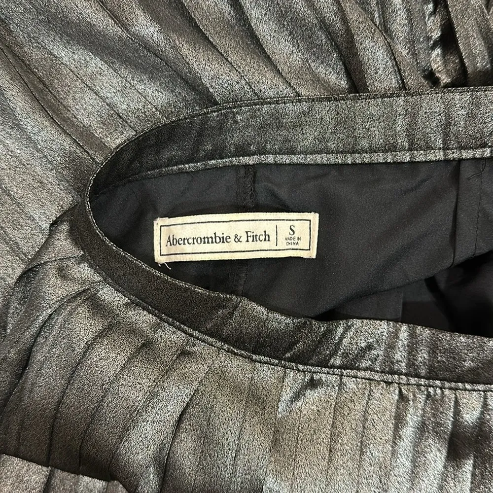 Abercrombie and Fitch Grey Silver Metallic Pleated Midi Skirt Women Size Small - Image 6