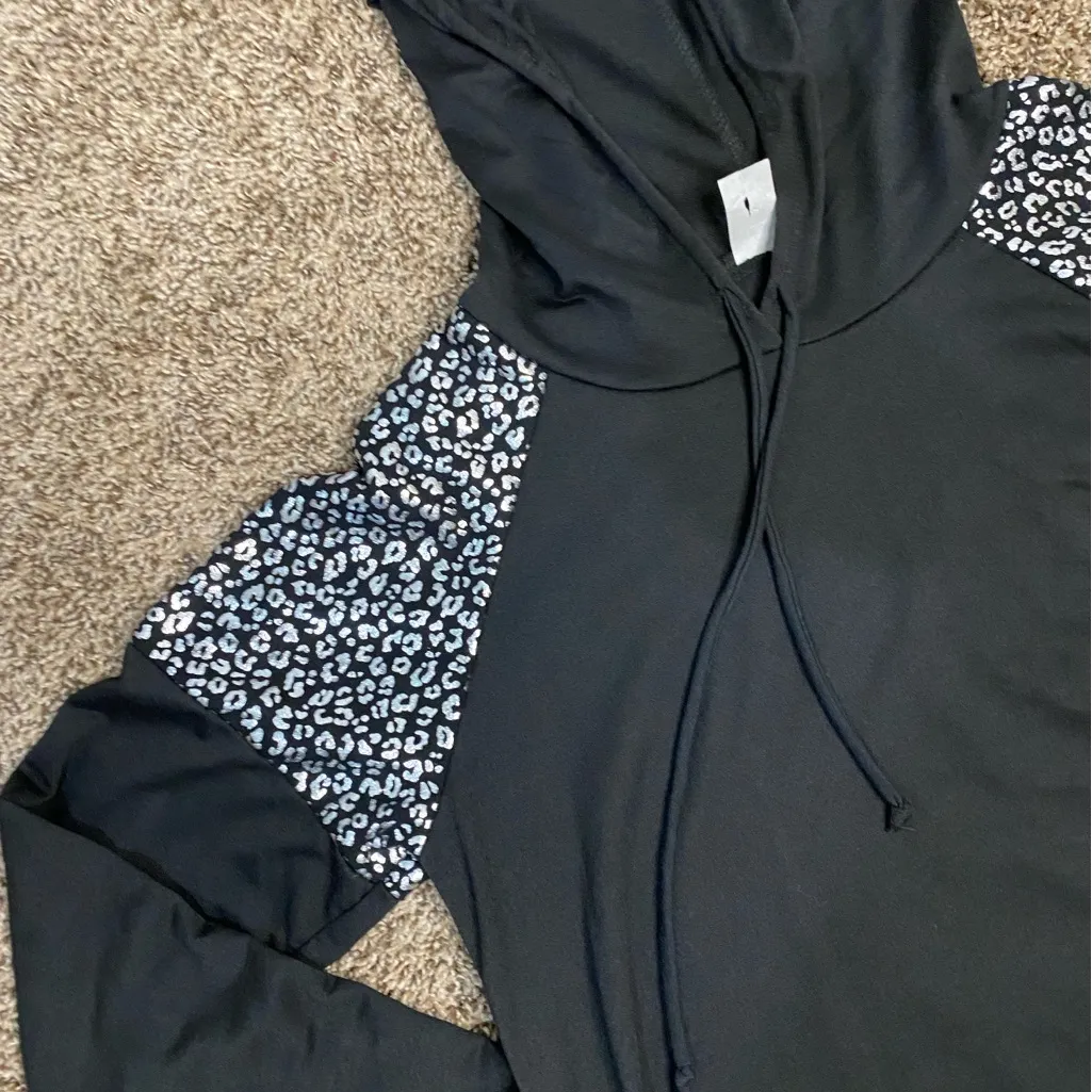 Black‎ Hoodie with Leopard Print Accents Black Size M - Image 4