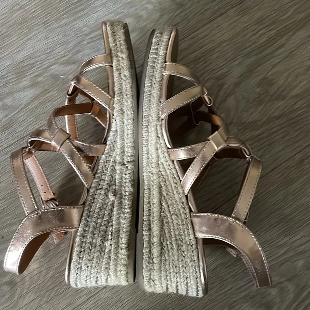 White Mountain gold crappy sandals – barely worn. - Image 5