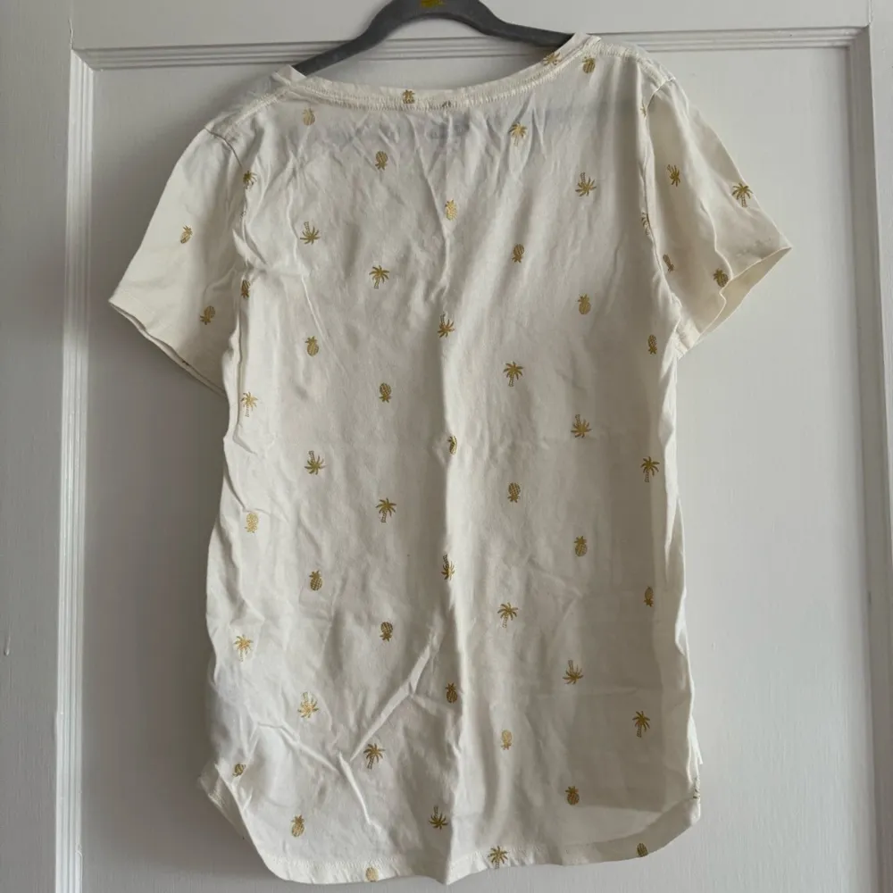 Old Navy Women's Cream V-Neck Top with Gold Foiled Pineapple Palm Tree Print XS - Image 5