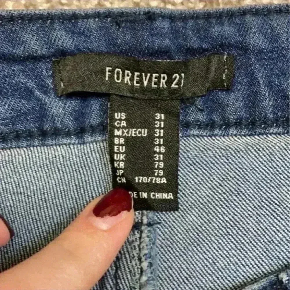 ⭐️ Forever 21 jean distressed shorts in size 31 - Image 3