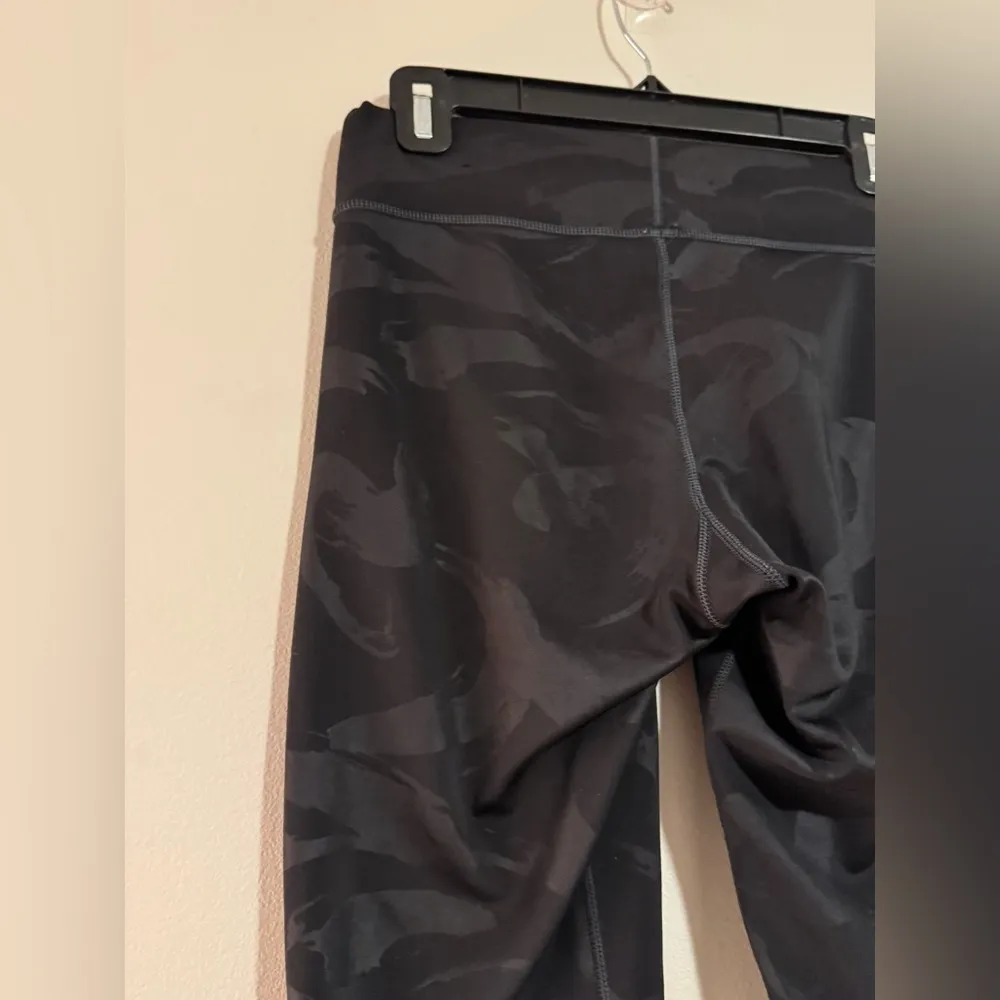 EUC Adidas Climalite Black and Grey Patterned Stretch Workout Capris size medium - Image 8