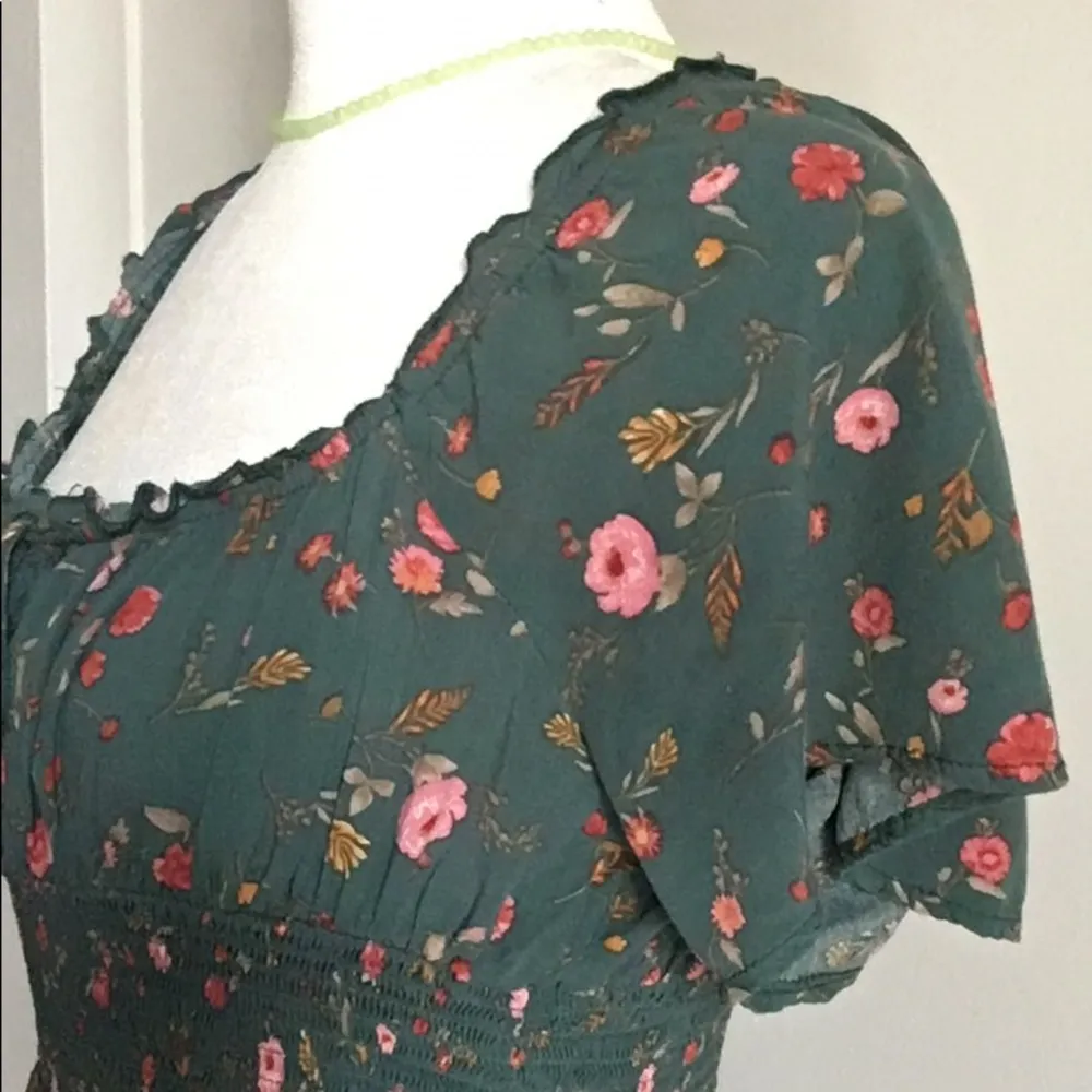 ⬇️ 2 for $35 Marked Listings Forever 21 Short Sleeve Crop Smocked Peasant Top - Image 4