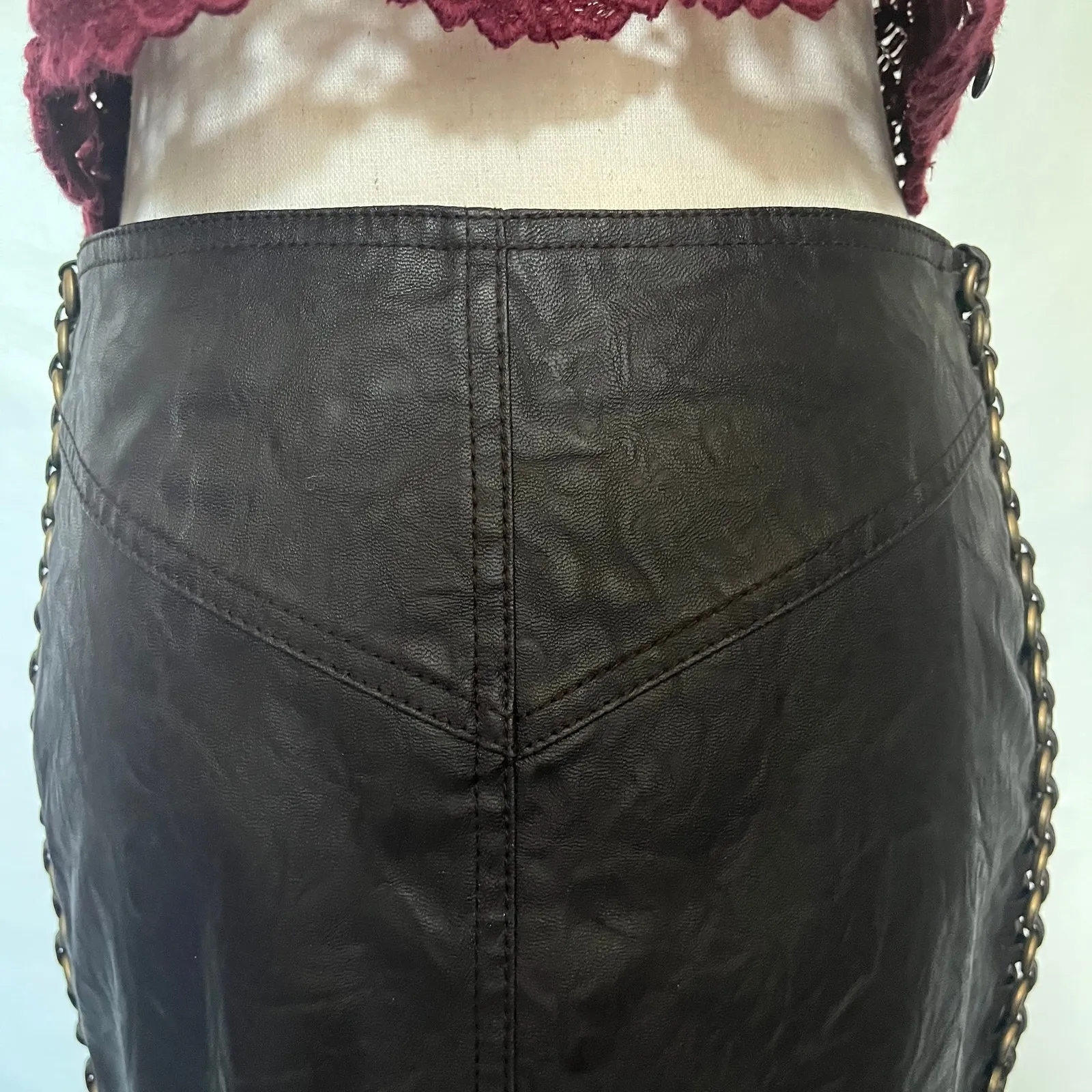 Y2K Andrew Charles Vegan Leather Mini Skirt Sz 26 Goth Punk Brass Chain Festival Brown - Image 6
