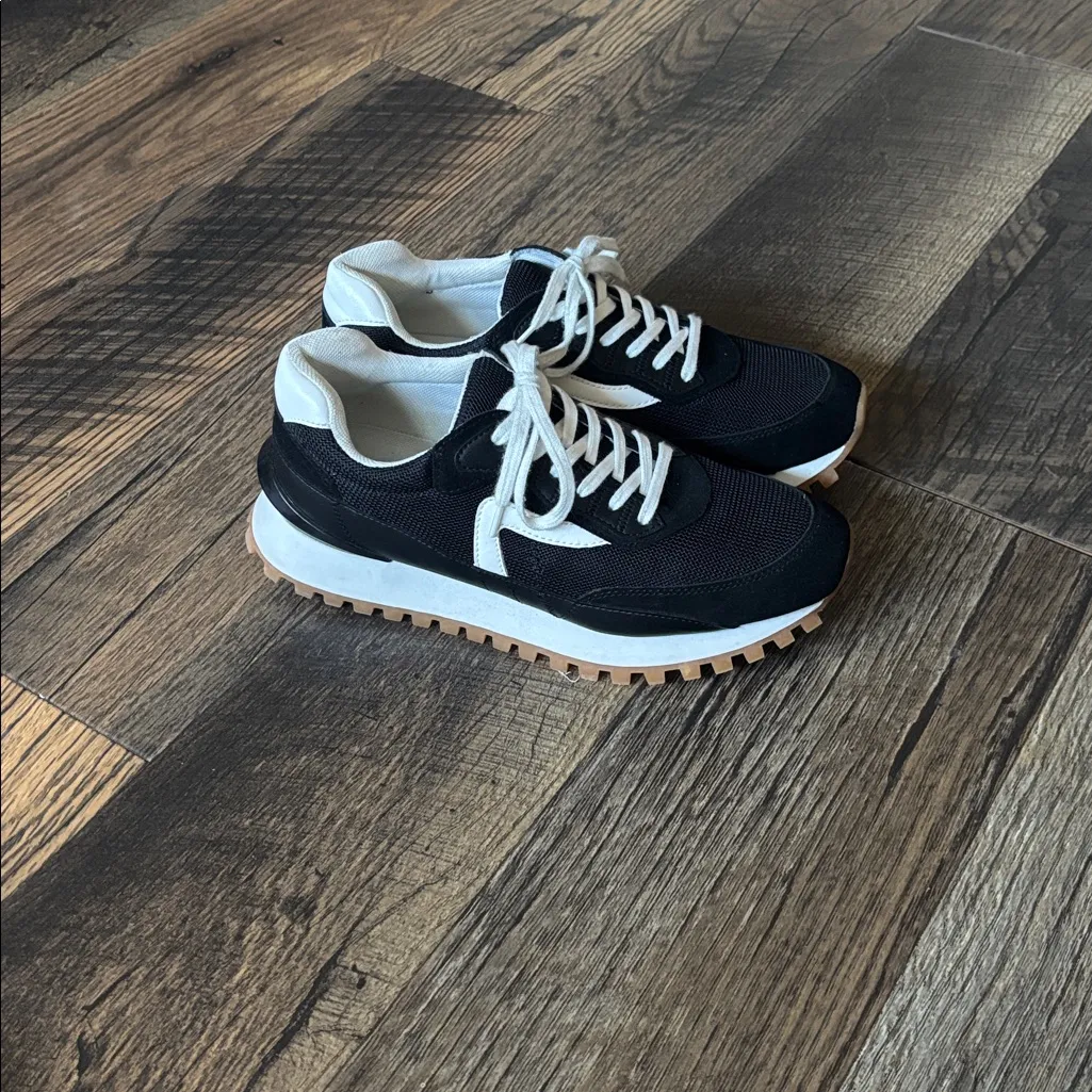 Steve Madden Chaserr Sneaker Black and White Shoe Womens Size 9.5 - Image 2