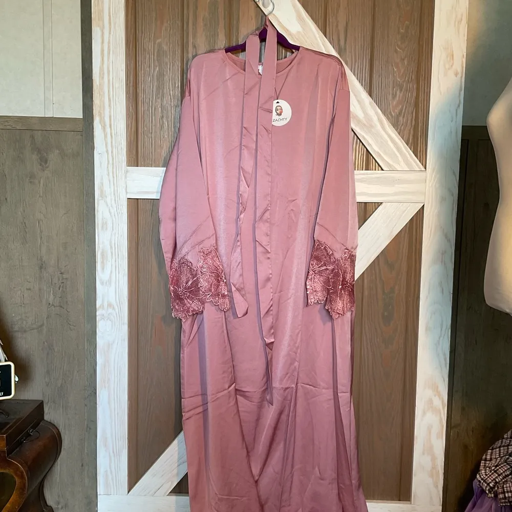 Women's Pink Lace Trim Nightgown W/Lace and sequin sleeve bottoms. SIZE 2X NWT - Image 3