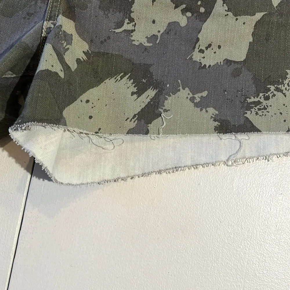 Hudson camouflage shorts women’s size 32 - Image 5