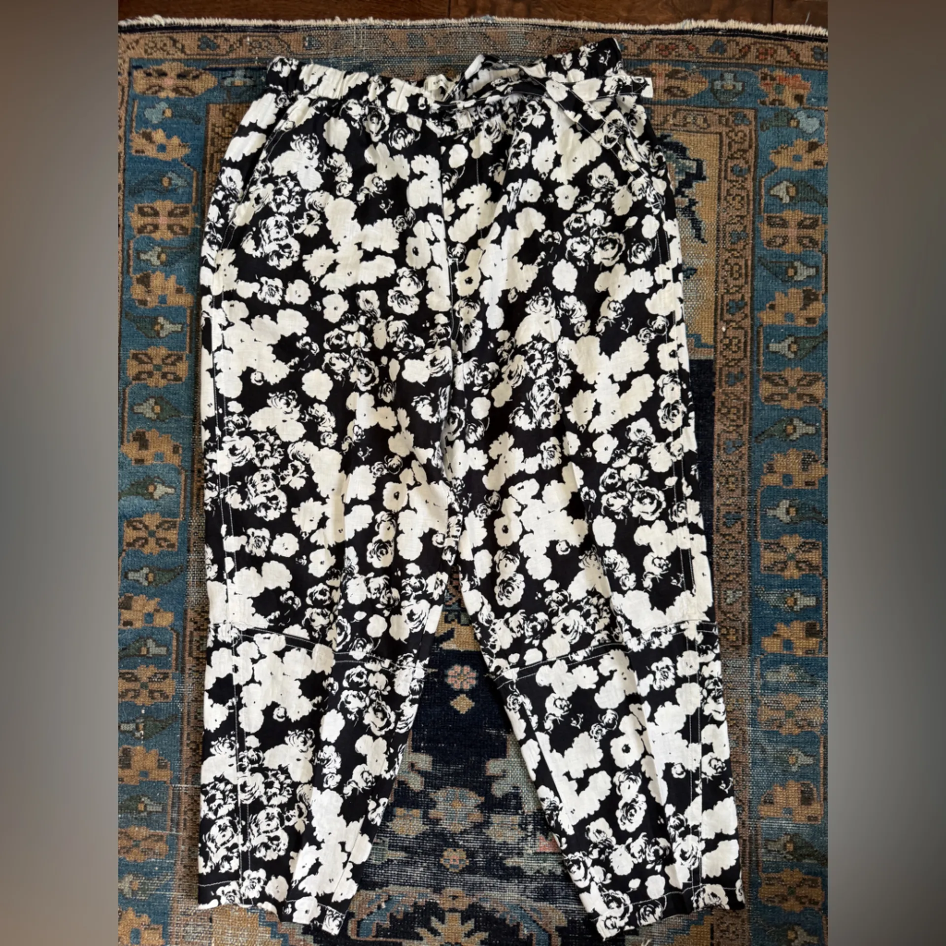 Everlane THE LINEN PULL-ON BARREL PANT Black white floral - Image 4