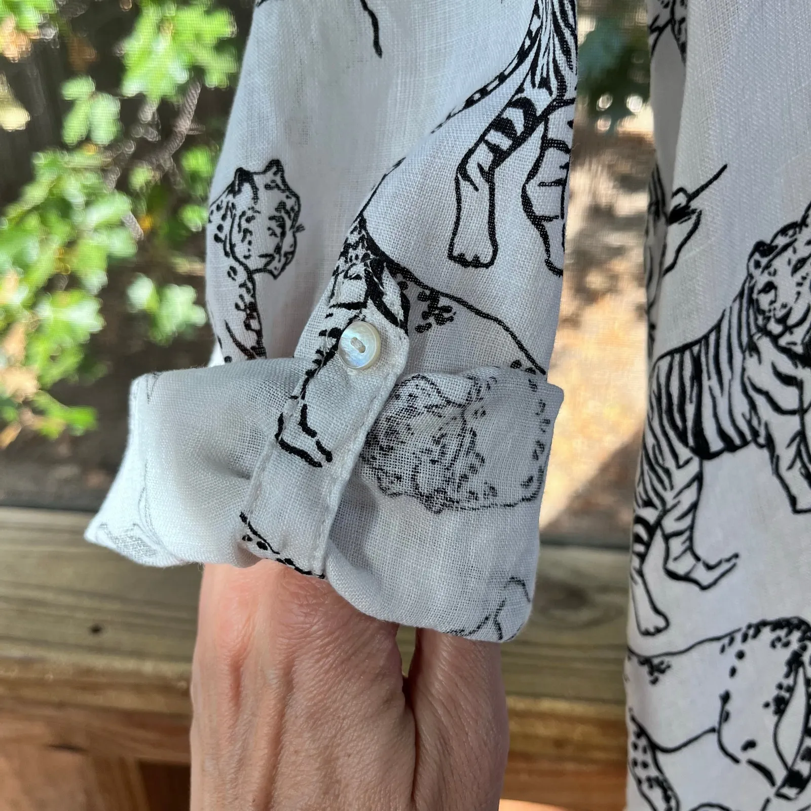 Cynthia Rowley Women's 100% Linen Big Cats Novelty Print Blouse Size L - Image 5