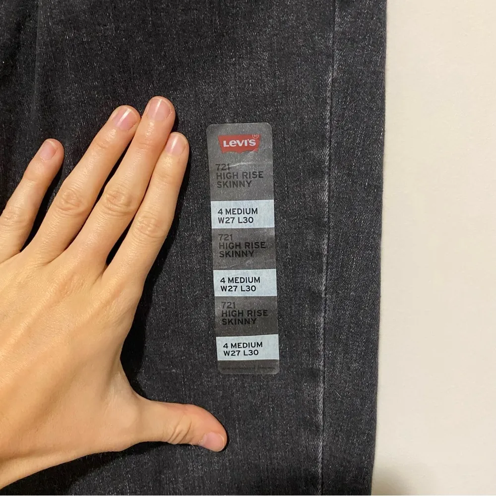 NWOT Levi’s 721 Black Distressed High Rise Skinny Jeans - Image 4