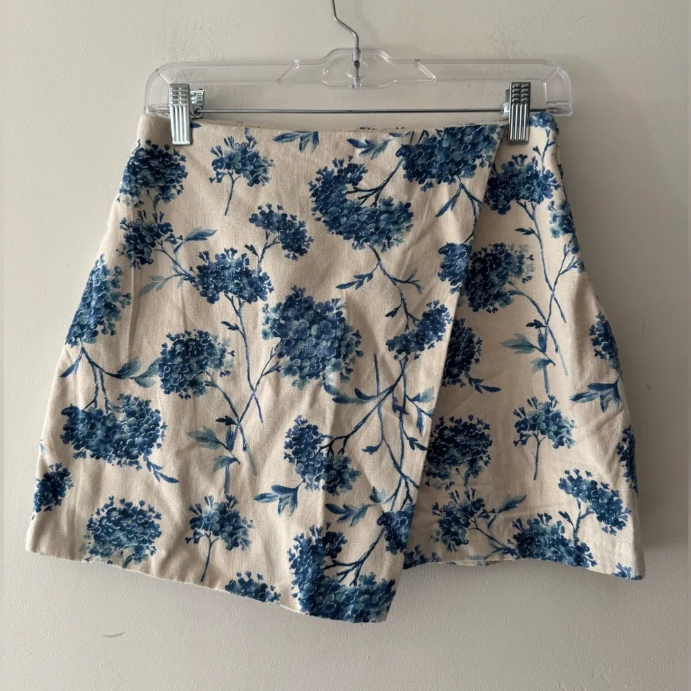 NEW!! Abercrombie & Fitch Linen Blue Hydrangea Floral Skort - Image 3