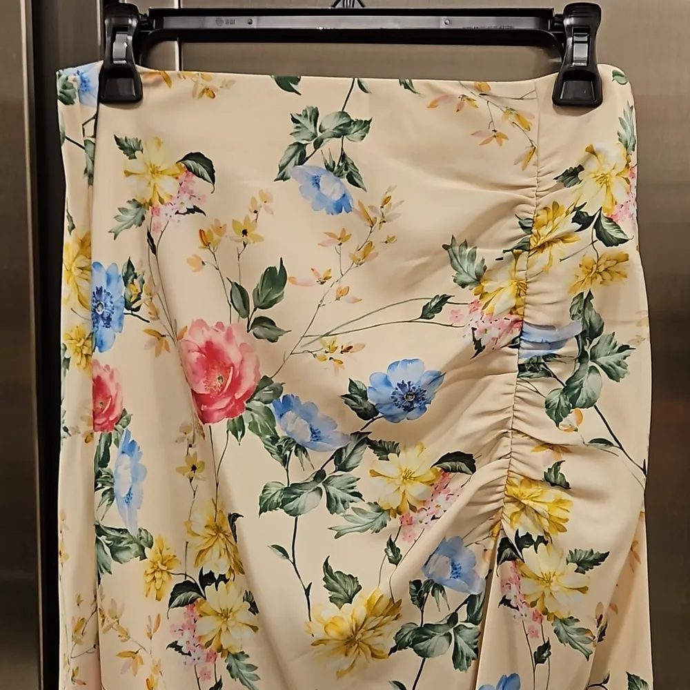 💕FAVORITE DAUGHTER💕 Ruched Skirt ~ Yellow Whispering Floral Print Small S NWT - Image 3