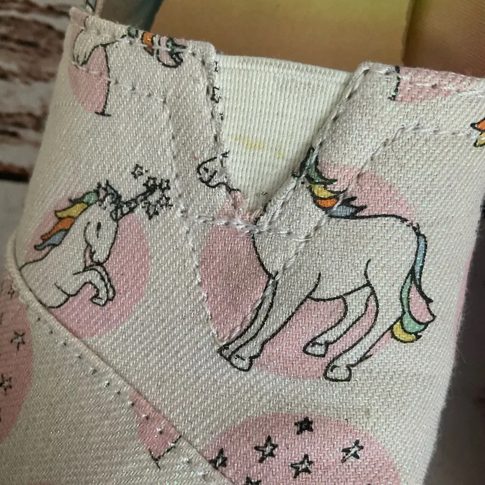 TOMS CLASSIC SLIP ON UNICORN PINK PRINT PASTEL SILVER SHIMMER SHOES - Image 2