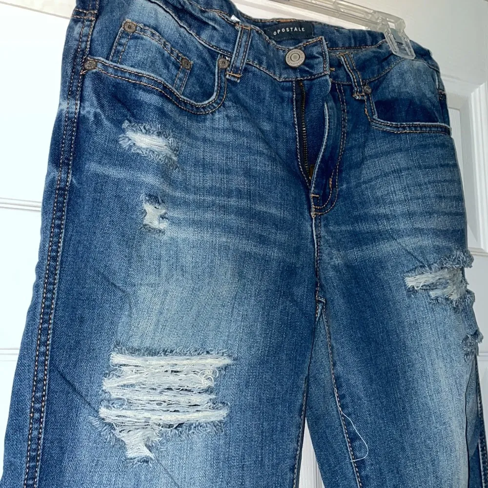 Women’s distressed medium wash capri jeans - Image 2