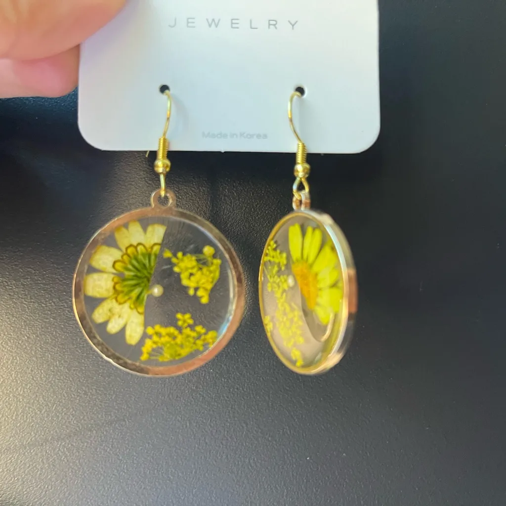 Handmade resin drop earrings circular design with‎ embedded yellow flowers new Gold - Image 3