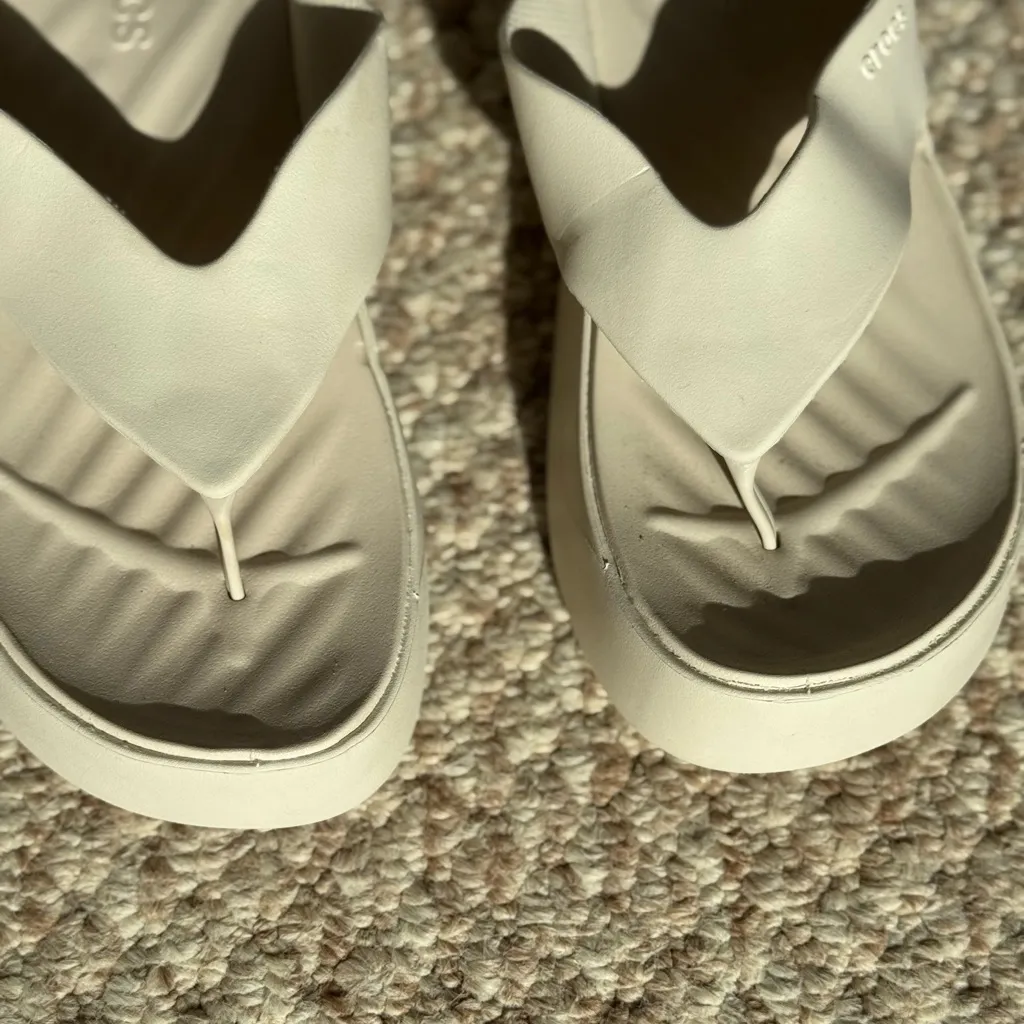 Crocs Getaway Platfrom Cream Thong Flip Flops Sandals Size 10 - Image 3