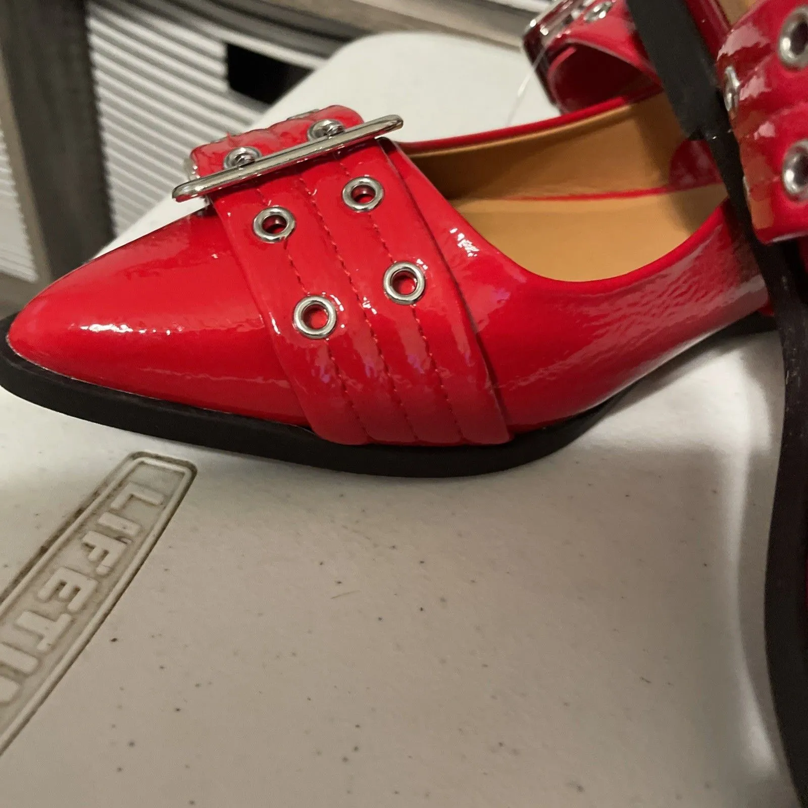 New STEVE MADDEN Vardan Patent Double Leather Red Buckle Flats Size 8 Slingback - Image 6