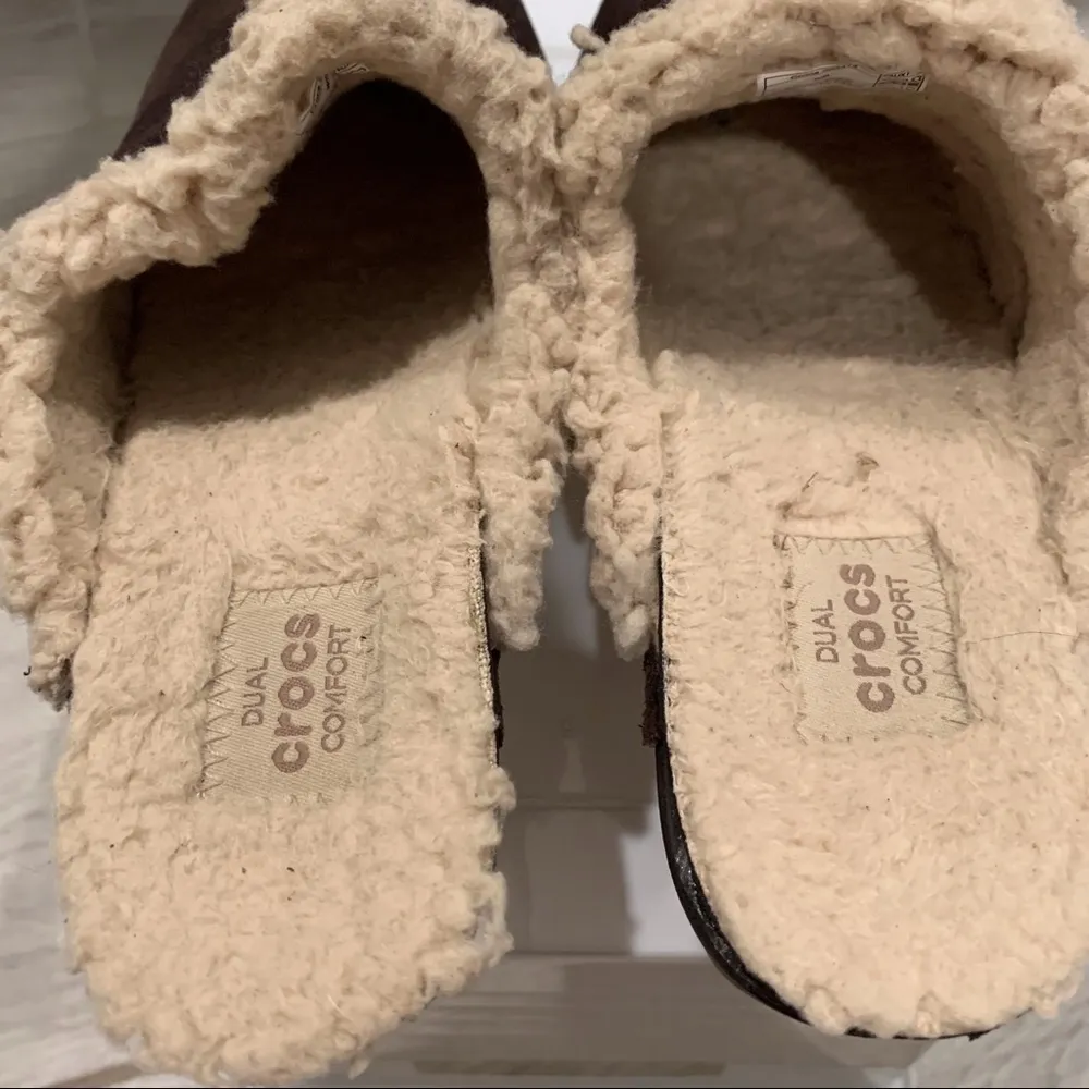 Crocs Cobbler Brown Suede Leather Clogs Mules Faux Sherpa - Image 12