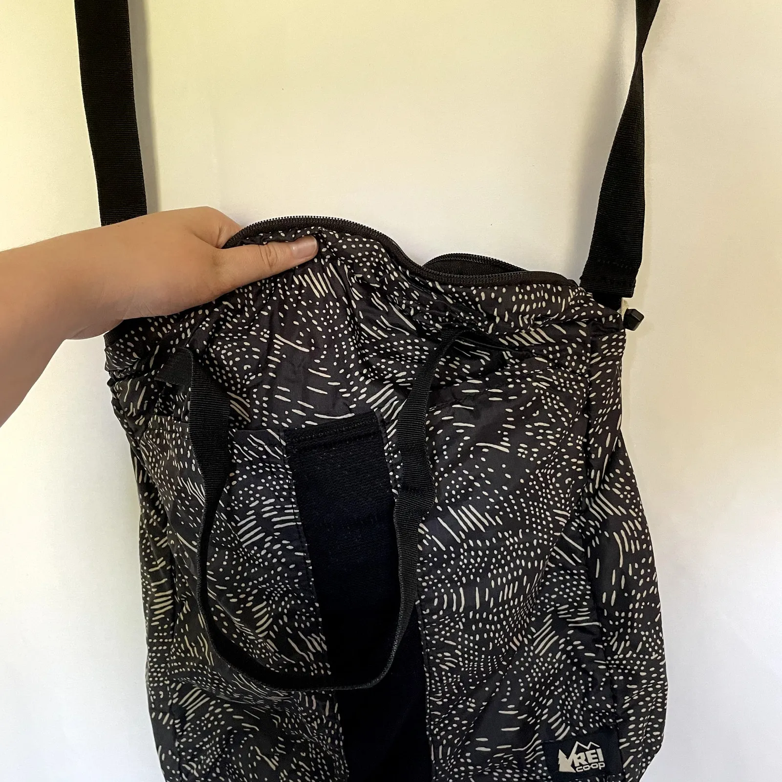 REI lightweight handbag crossbody bag black white patterned adjustable handles - Image 2