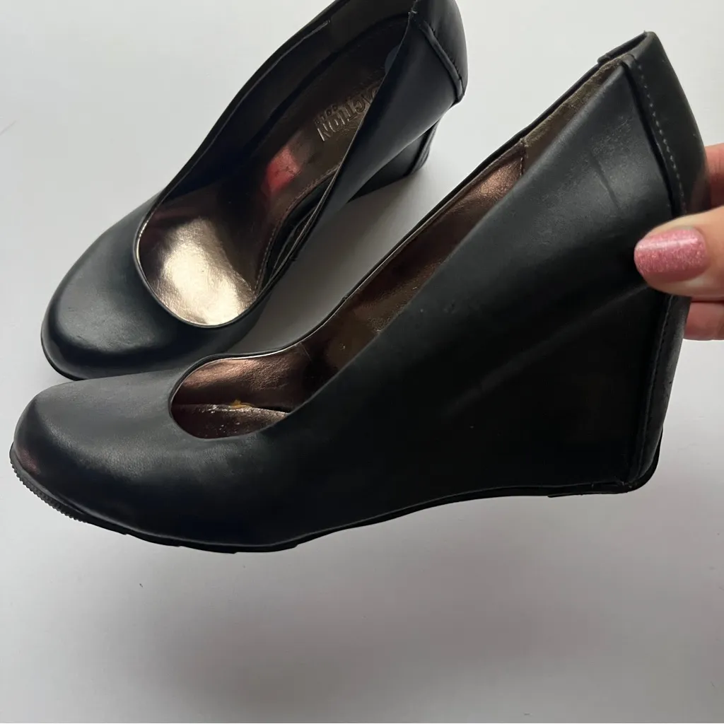 Kenneth Cole Black Wedge Shoes - Image 3