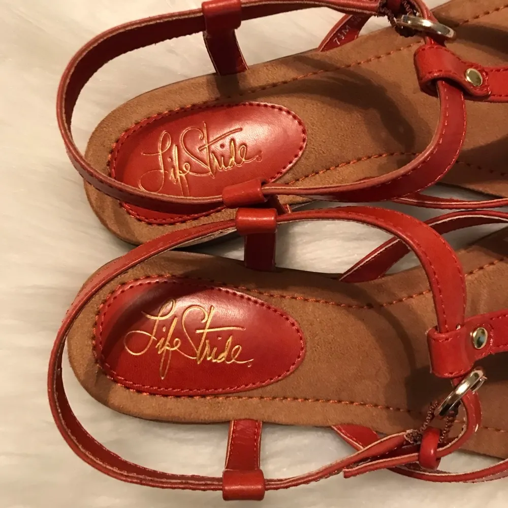 Life Stride Tia Strappy Thong Sandals 7.5 M Buckle closure Faux Leather - Image 4