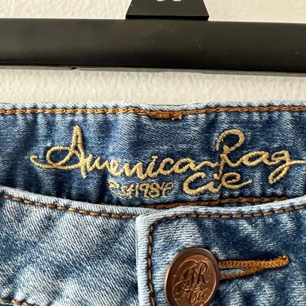 American Rag Jeans Women's 5 Denim Capri Crop Distressed Raw Hem Medium Wash - Image 3